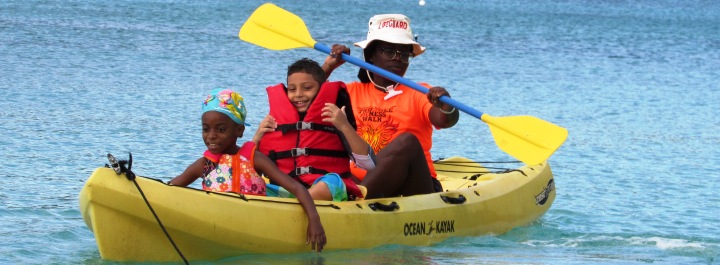 Students can experiencing kayaking. 